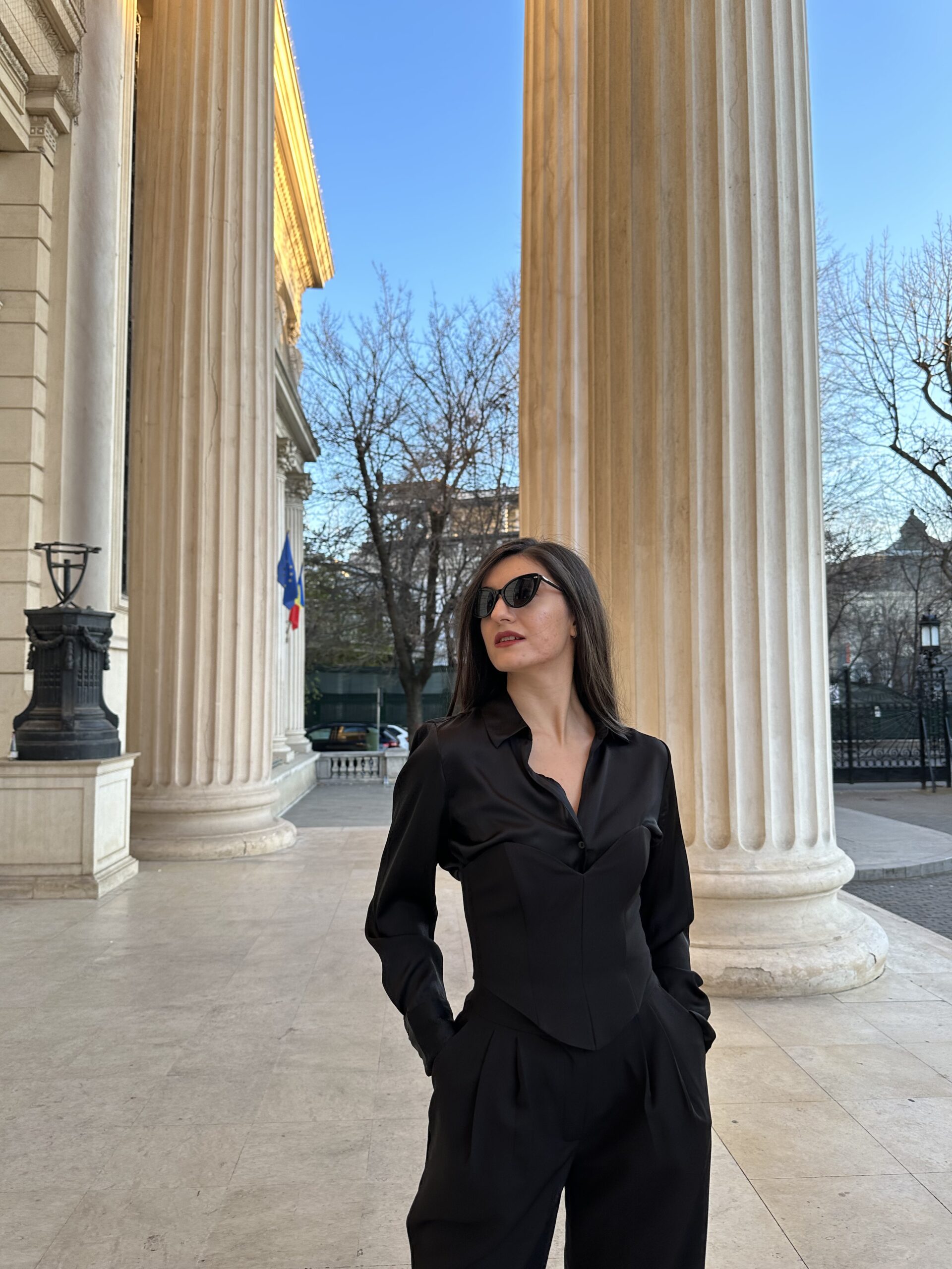 Costum Audace negru din stofa subtire cu corset in forma de inima si pantaloni palazzo Casano