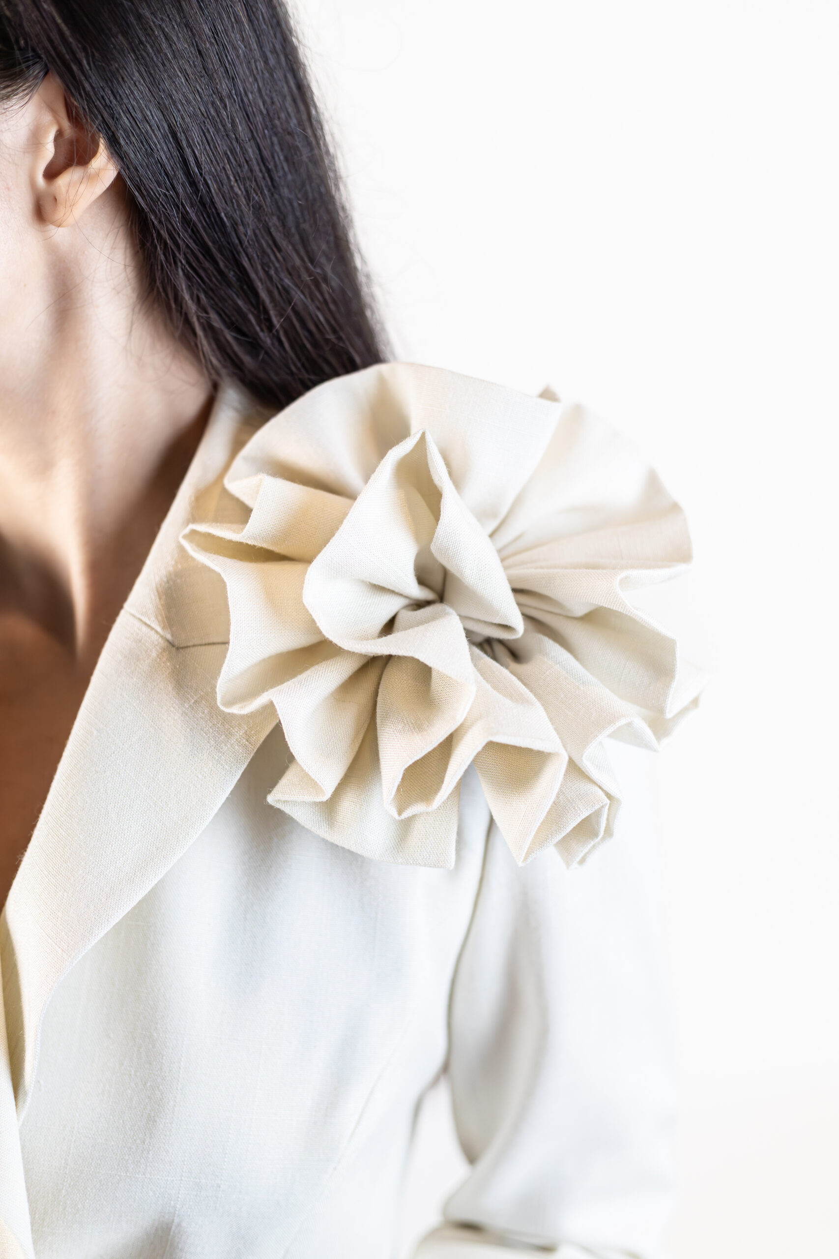 costum din in alb cu fusta closh si sacou scurt casano sublime